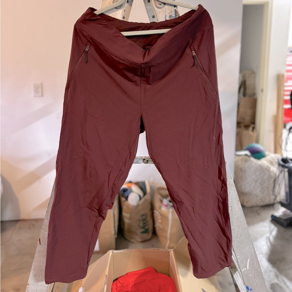 Women’s Mountain Hardwear Pants Size Large